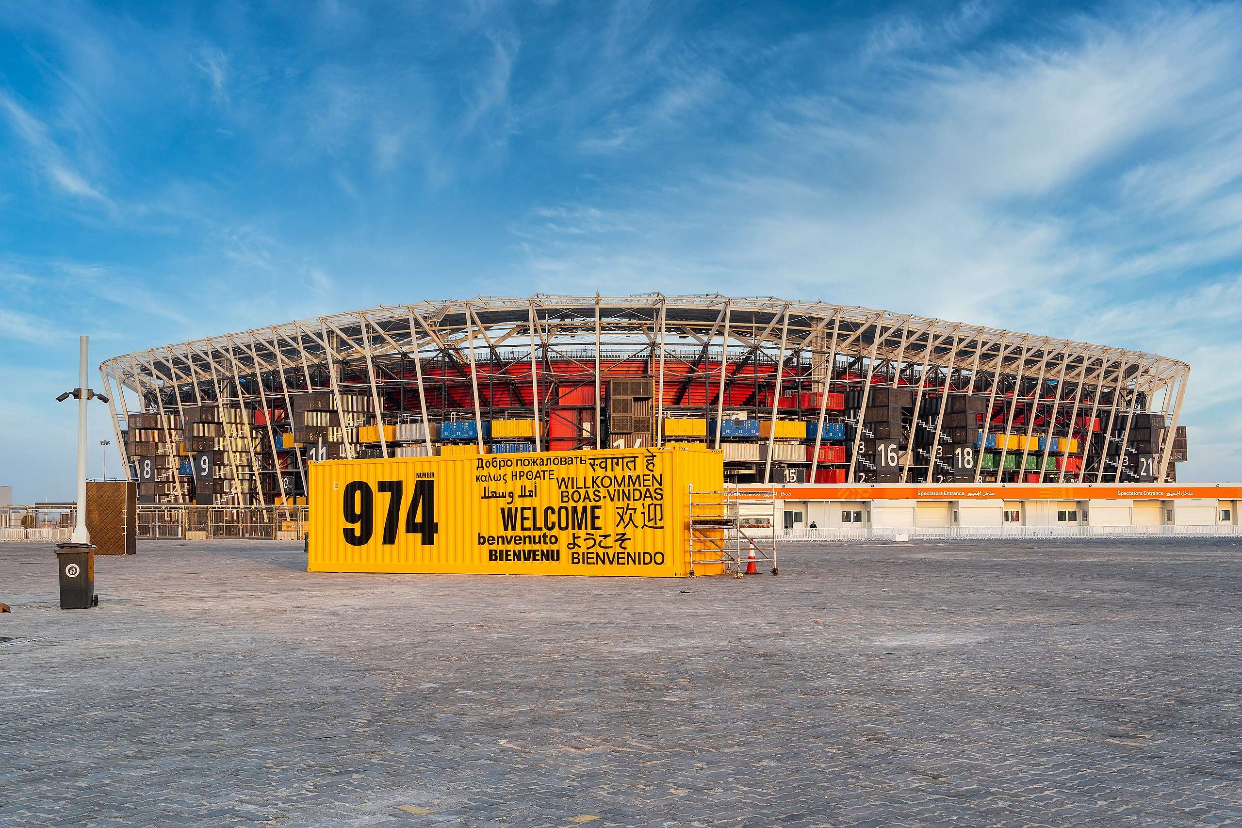 2022世界盃足球賽的體育館之一Stadium 974，是由 974 個回收貨櫃及鋼材搭建而成，屬世界盃歷史上首個「可拆卸」館場，也被視為卡達世盃的環保地標。