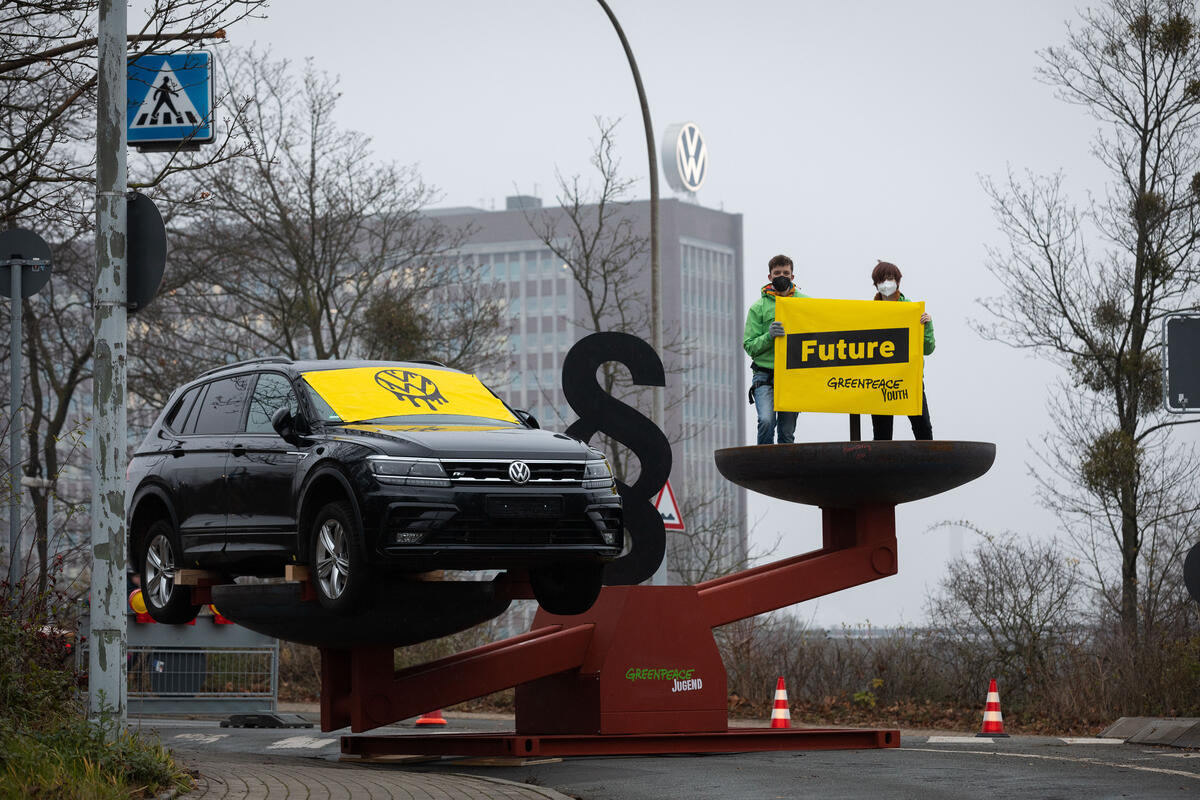 2021年12月，綠色和平行動者在德國狼堡（Wolfsburg）的福斯汽車（Volkswagen）總部外，以巨型天秤呈現福斯汽車側重石油多於全球未來，象徵該企業罔顧未來世代的福祉，要求福斯汽車更加重視並落實氣候行動。
