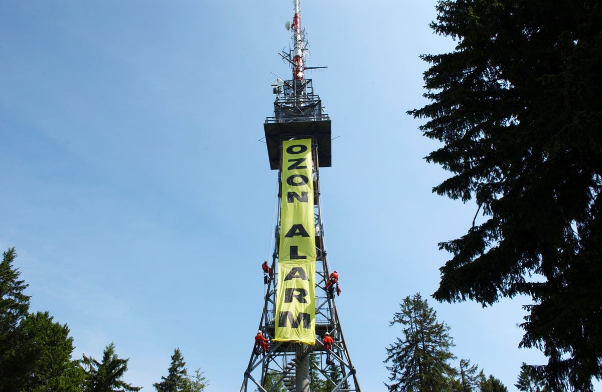 「臭氧喪鐘」過去幾十年成為最受矚目的環保議題之一。2005年，綠色和平行動者於瑞士Bachtel Tower發起攀爬行動，促請全球持續關注臭氧層破損問題。