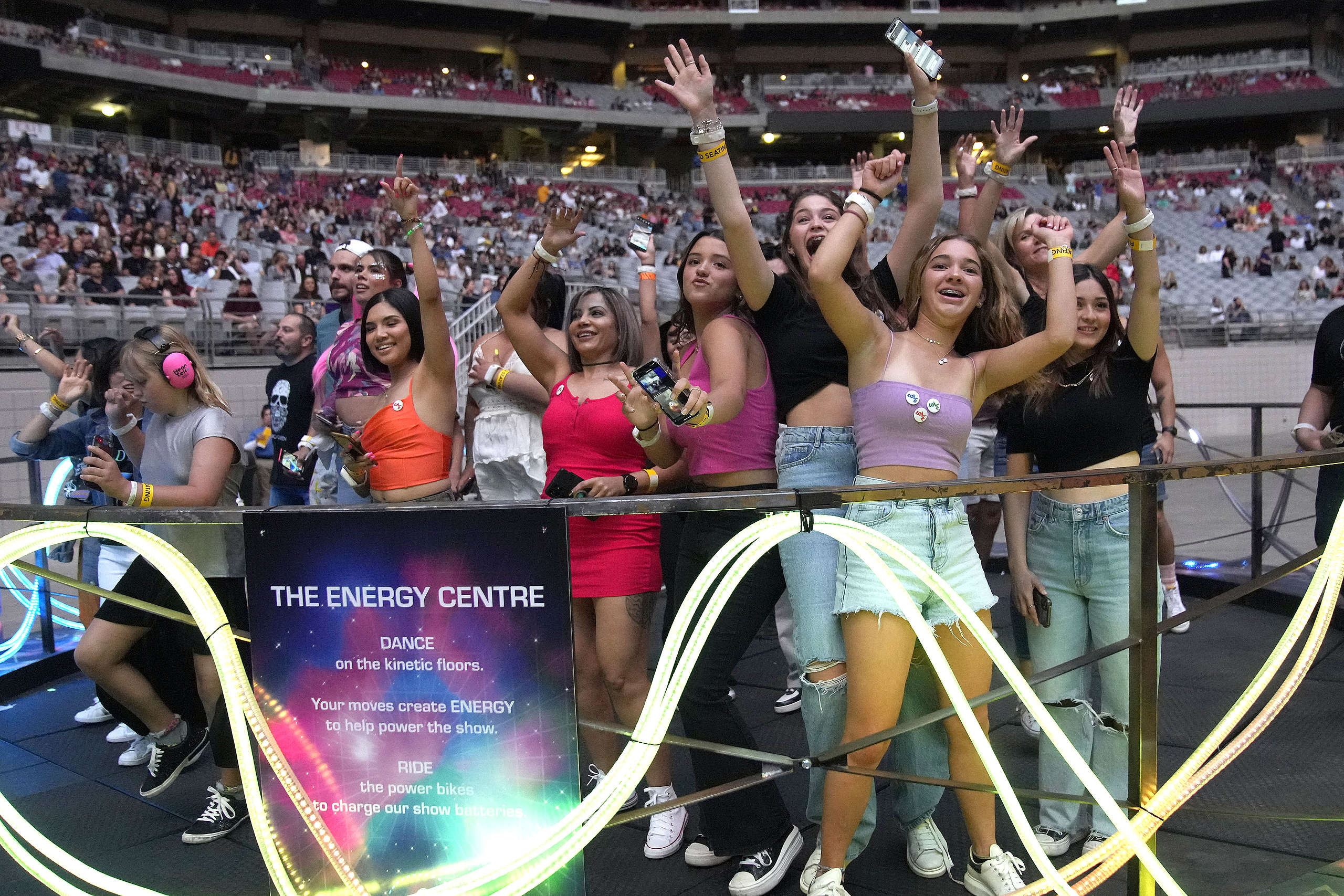 Coldplay在表演場館安裝「動力地板」(kinetic floor),觀眾不論行走或跳躍,都能夠創造電能。