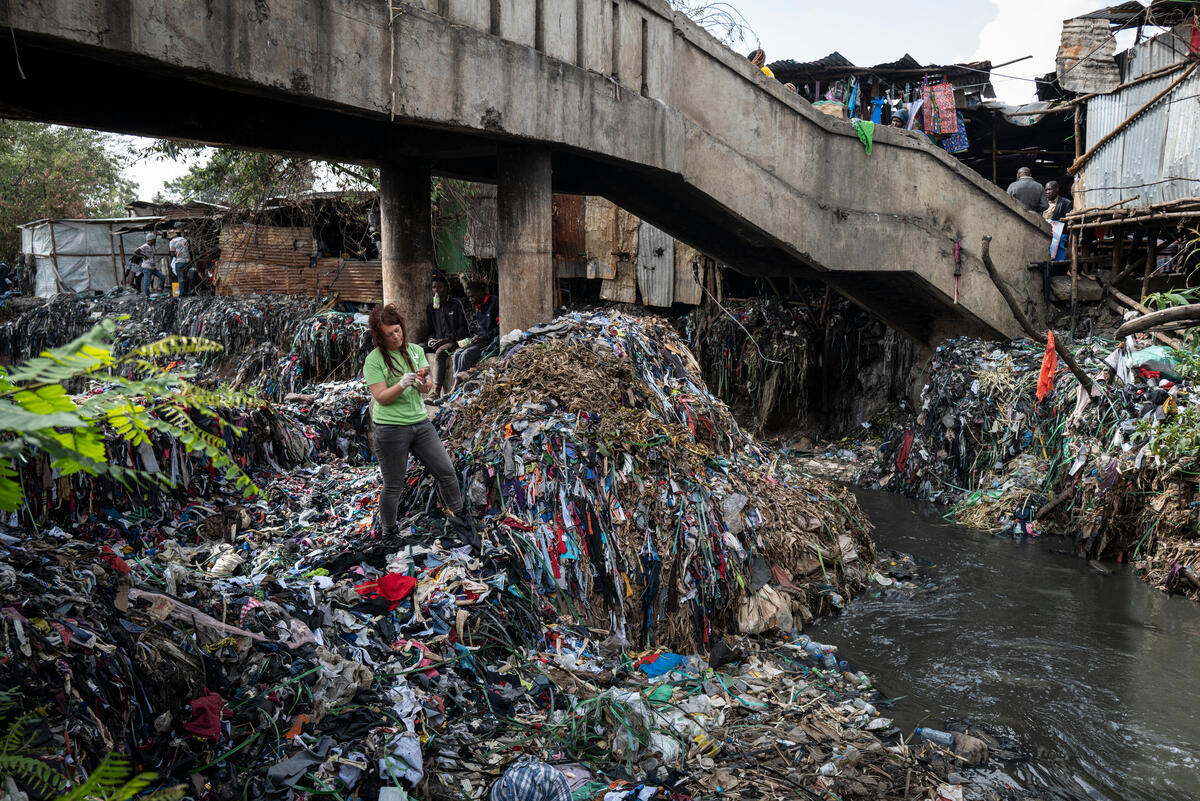 2022年4月，綠色和平團隊調查紡織商品製造、運送、銷售和丟棄的過程，來自歐洲和中國的新舊衣服送至肯亞販賣，但數量過於龐大，往往成為廢棄垃圾堆積在掩埋場。
