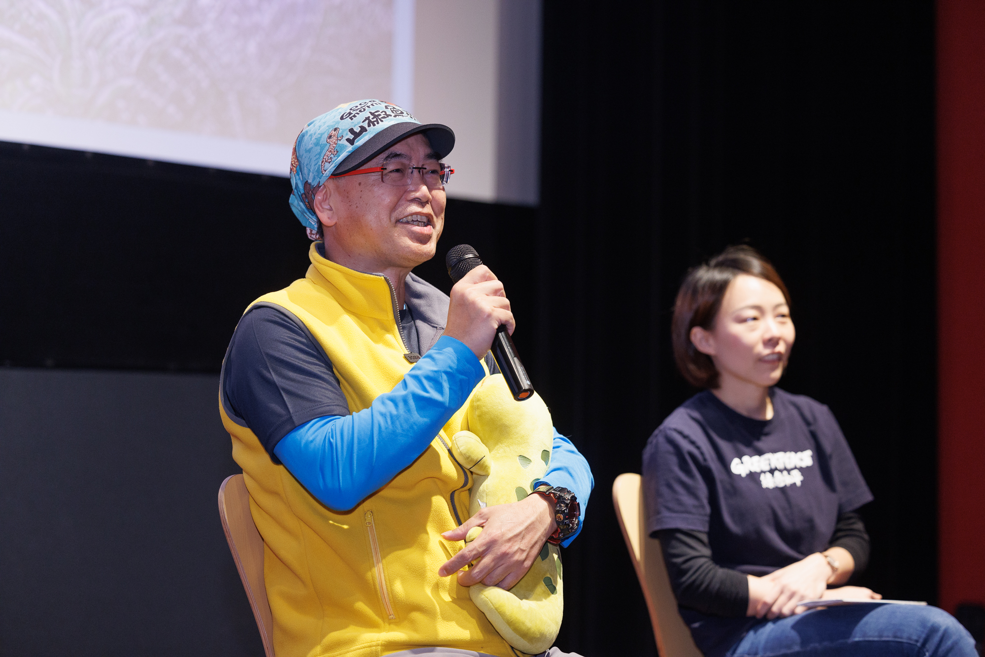 麥覺明導演（左）在《山椒魚來了》的電影座談會，談及山椒魚的棲地已受全球暖化和塑膠污染影響，呼籲垃圾減量和無痕山林。