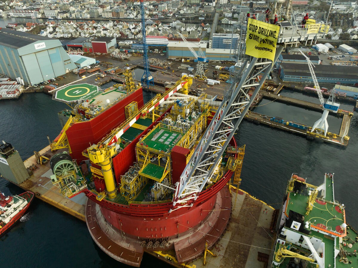 2023年2月，綠色和平行動者在殼牌（Shell）的鑽油平臺上，懸掛「停止採挖，開始賠償」的標語，強烈要求該產業停止繼續生產化石燃料，危害氣候及環境。