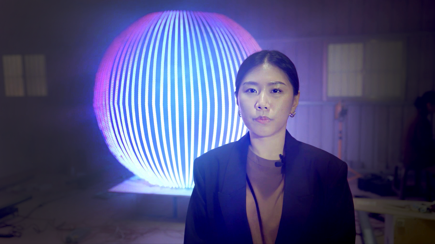 「當若科技藝術」的Sophia在此次專案中，負責視覺設計及概念發想，以置於迷霧中的巨型球體燈件，象徵被溫室氣體籠罩的地球。