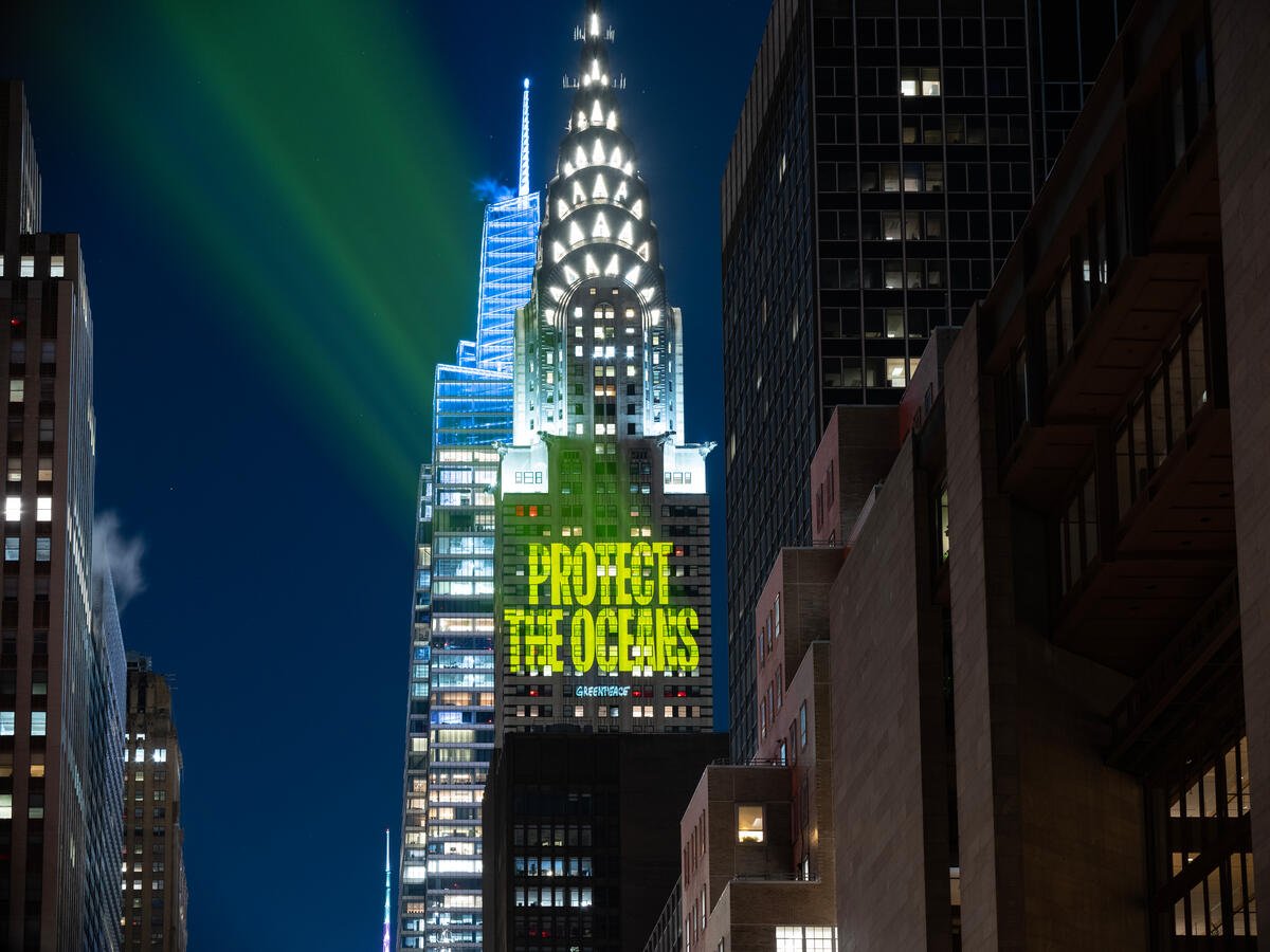 2023年2月28日，在聯合國《全球海洋公約》IGC5重啟會議的第二週，綠色和平行動者在美國紐約的克萊斯勒大廈（Chrysler Building）外牆，進行巨型投影，向與會的各國代表傳達明確訊息「保護海洋」。