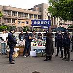 2023年3月9日，綠色和平於行政院外召開「下一代，魚季猶存？」記者會，海洋專案主任鍾孟勳（左）向行政院交通環境資源處處長陳盈蓉（右）表達立即送交《海洋保育法》的訴求。