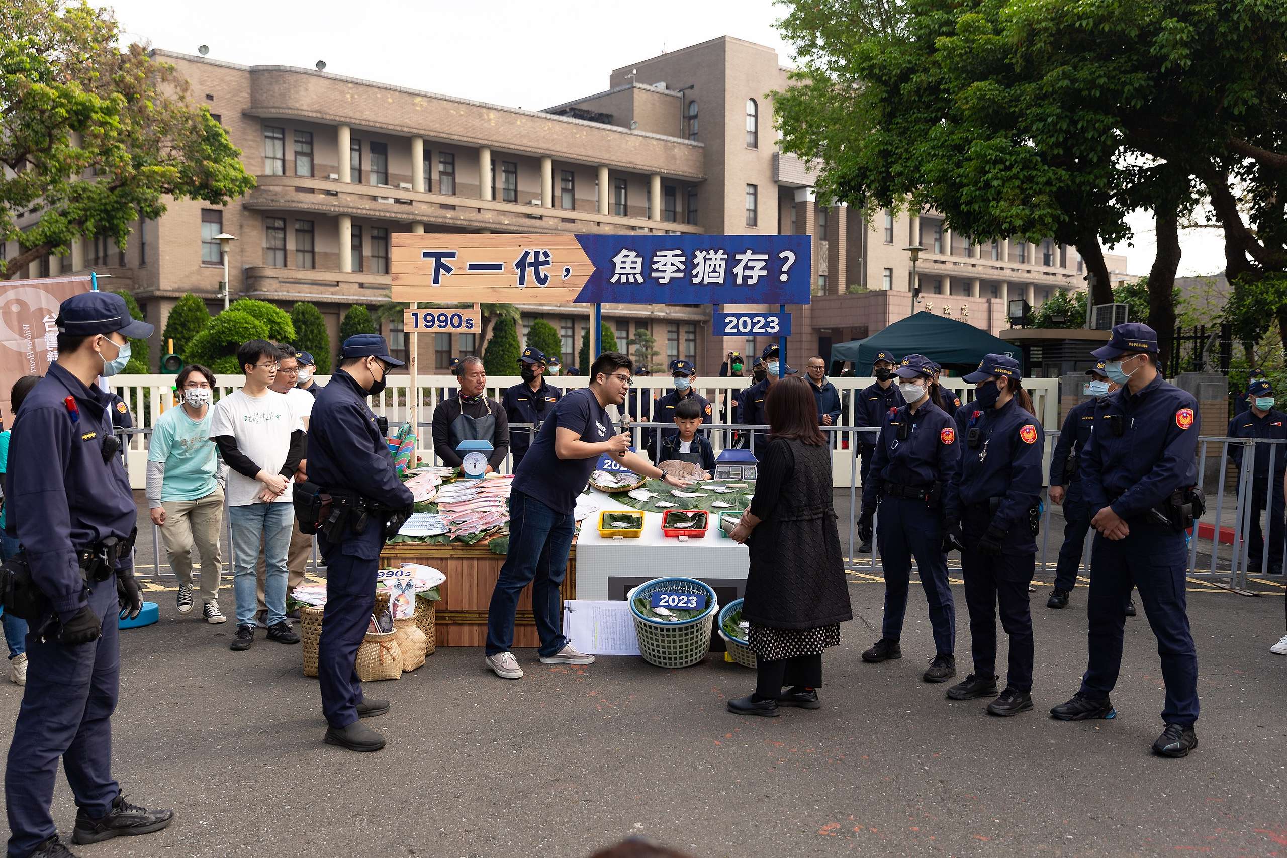 2023年3月9日，綠色和平於行政院外召開「下一代，魚季猶存？」記者會，海洋專案主任鍾孟勳（左）向行政院交通環境資源處處長陳盈蓉（右）表達立即送交《海洋保育法》的訴求。