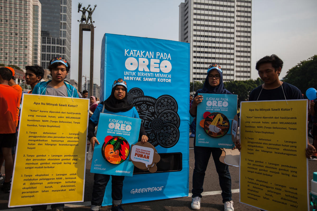 2018年11月，綠色和平印尼志工於大型活動上，邀請公眾一同要求Oreo製造商「億滋國際」（Mondelēz International）停止與涉及毀林的供應商合作。