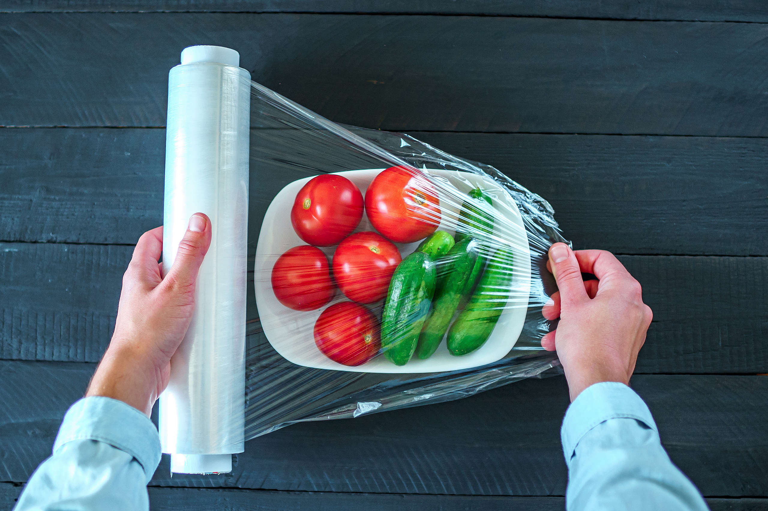 有些市面上販售的食品仍用含有PVC的塑膠盒或保鮮膜包裝，消費者可能在無意間吃進塑化劑。