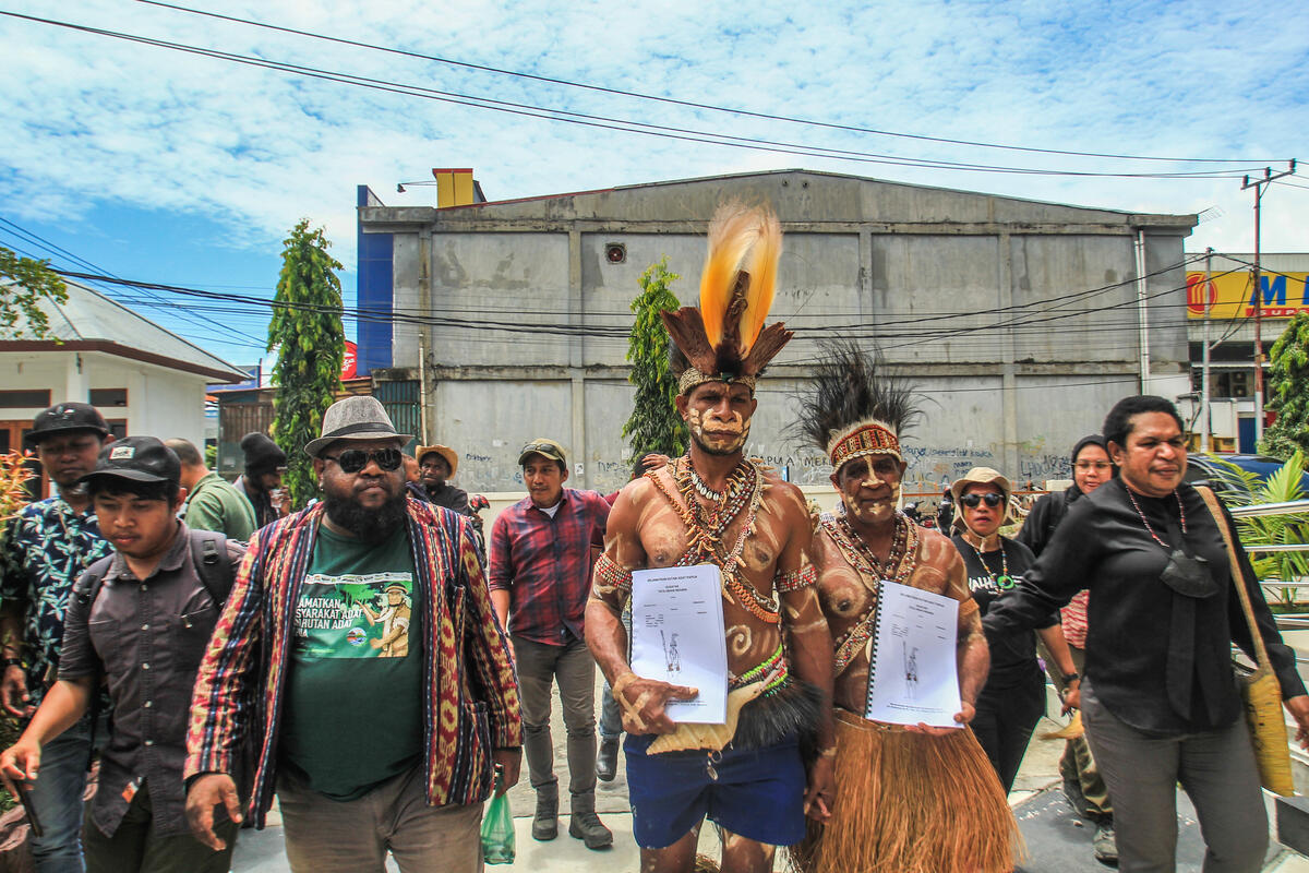 2023年3月13日，印尼巴布亞原住民首領Franky（中）與族人，在綠色和平團隊的陪同下，於查亞普拉州行政法院向政府提起訴訟，控告政府為PT IAL棕櫚油企業核發許可證，助長破壞林地和氣候變遷。