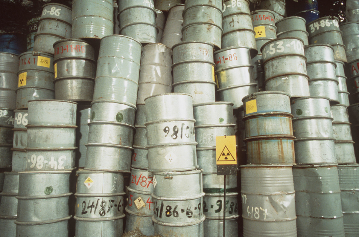 1990年，德國於Morsleben存放使用過的核燃料棒，照片中可見一桶桶裝著核廢料的容器。如今Morsleben已停止接收放射性廢棄物。