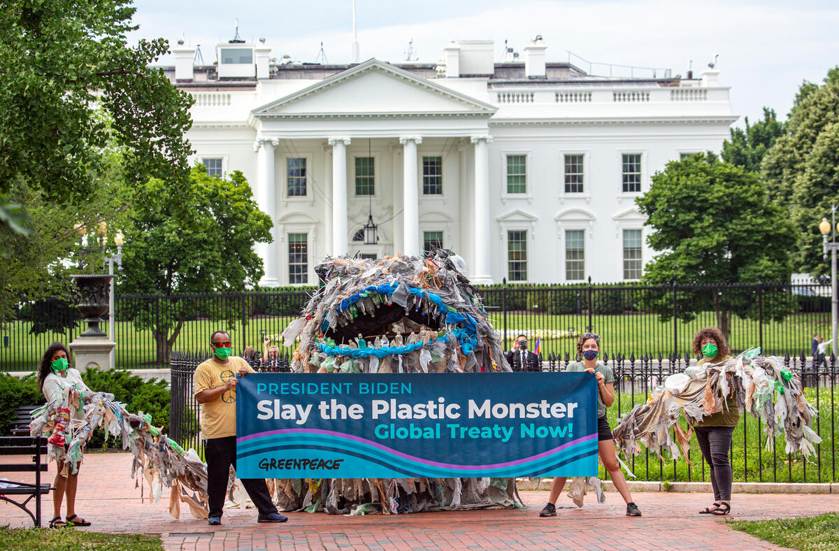 2021年綠色和平行動者們在美國白宮前展示「塑膠怪獸」，要求當局重視如洪水猛獸般危害自然生態的塑膠危機，爭取制定全球性且具有約束力的減塑政策。