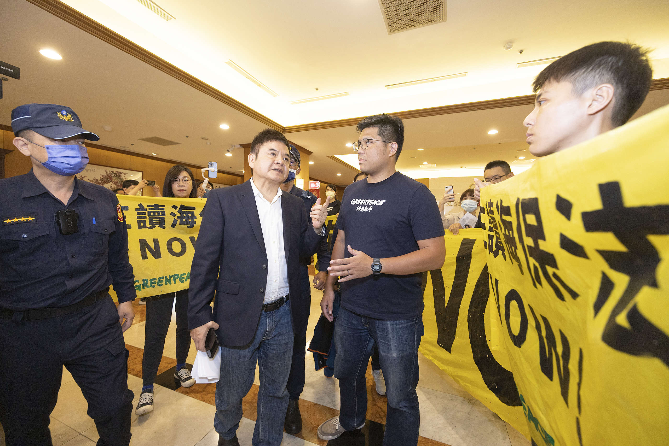 內政委員會召委莊瑞雄 4 月 13 日在立法院研究大樓內，承諾這會期一定會排審《海洋保育法》，卻拒絕提供具體時間。