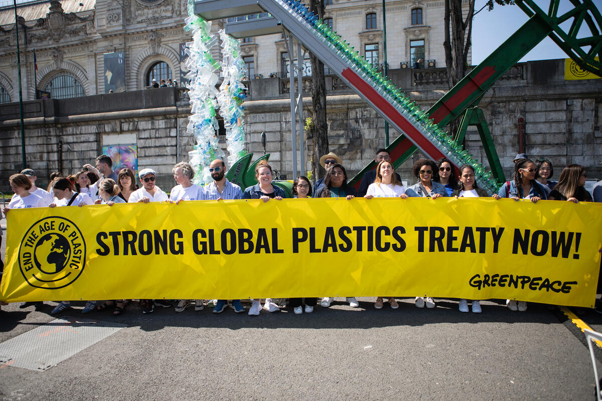 2023年5月27日，在《全球塑膠公約》第二次協商會議前，綠色和平法國行動者於召開會議的巴黎，設置巨型藝術裝置，要求各前來參與會議的政府代表，必須立即制定強而有力的公約，關上「塑膠水龍頭」。