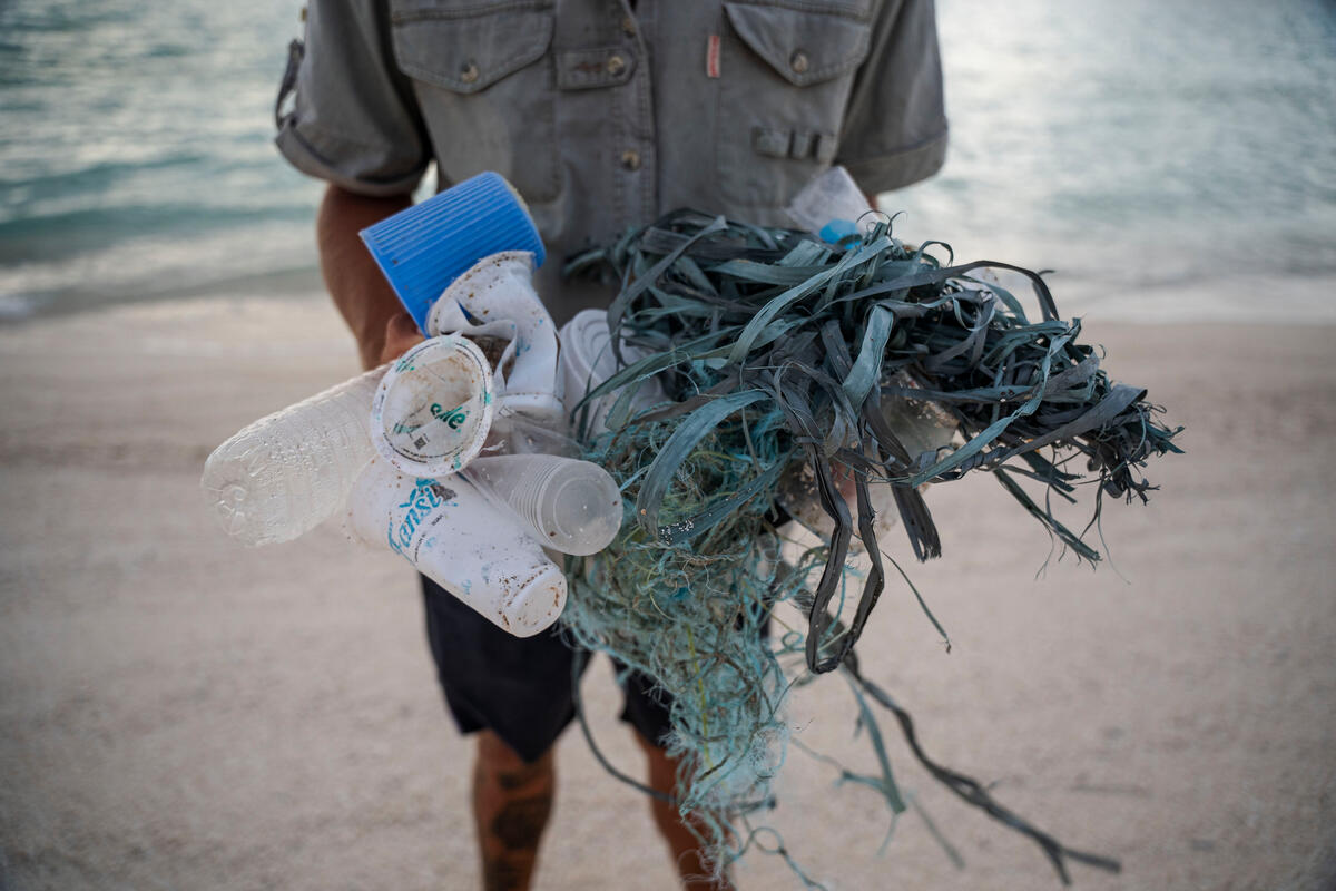 據估計，每年最多高達1,270萬噸塑膠流入海洋，對自然生態及人體健康造成嚴重危害。