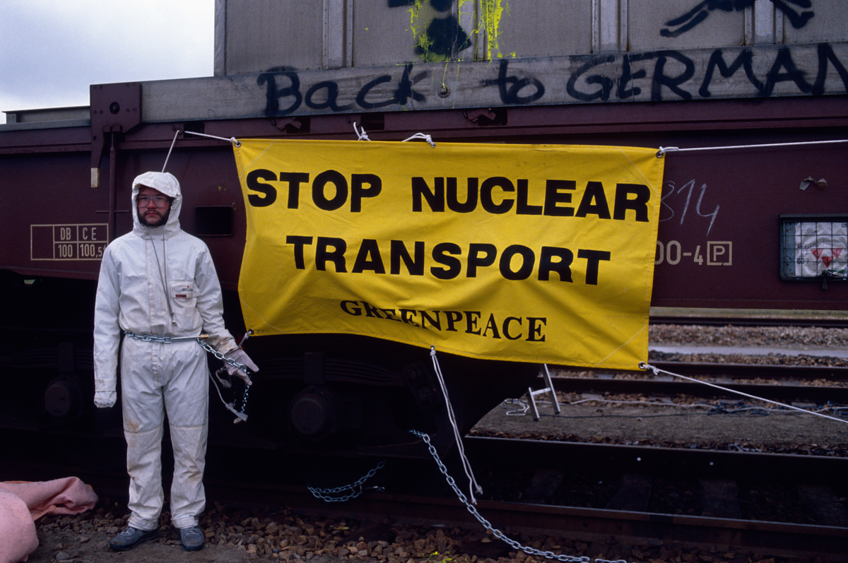 1991年4月18日，綠色和平行動者阻擋載有德國核廢料的火車，它將通過法國前往英國Sellafield再處理廠。
