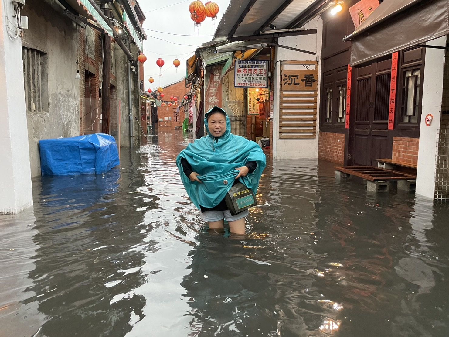 2023年4月強降雨過後，鹿港老街再度成為水鄉澤國。圖中魏秀娟站立之處，水深及膝。