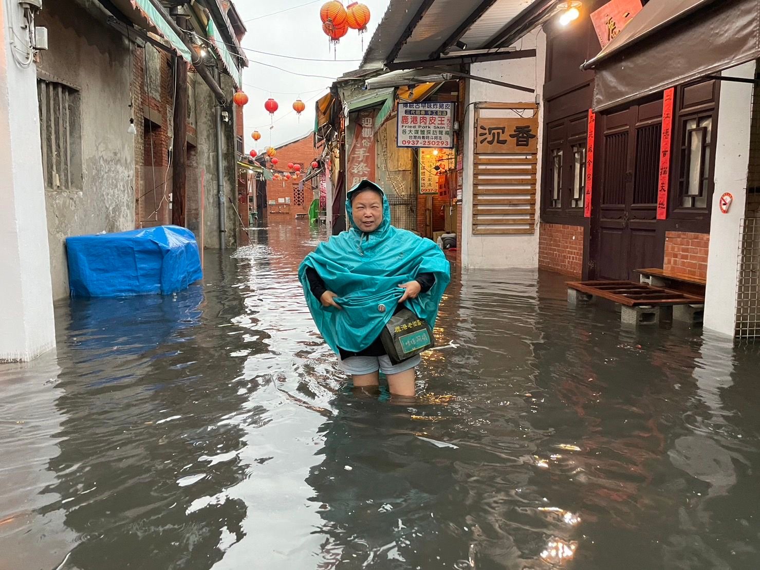 2023年4月強降雨過後，鹿港老街再度成為水鄉澤國。圖中魏秀娟站立之處，水深及膝。