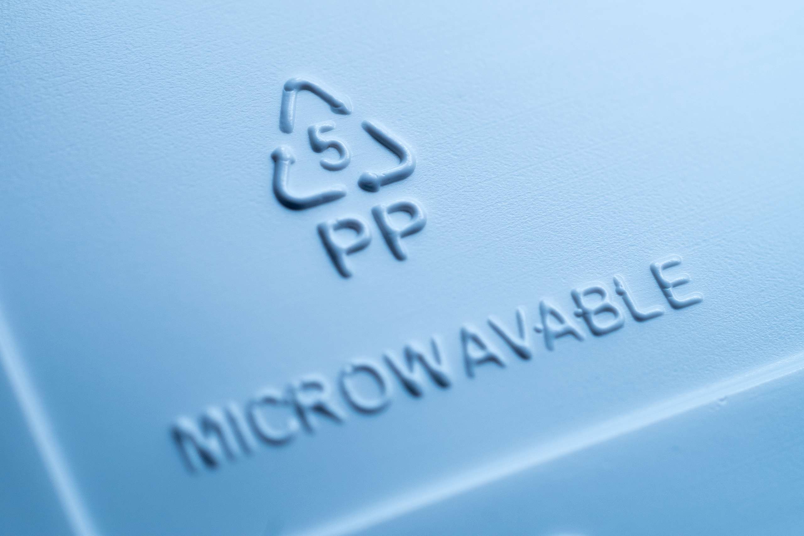 5號塑膠PP（聚丙烯）是廣泛運用的塑膠材質，也常製成可微波的食品容器。