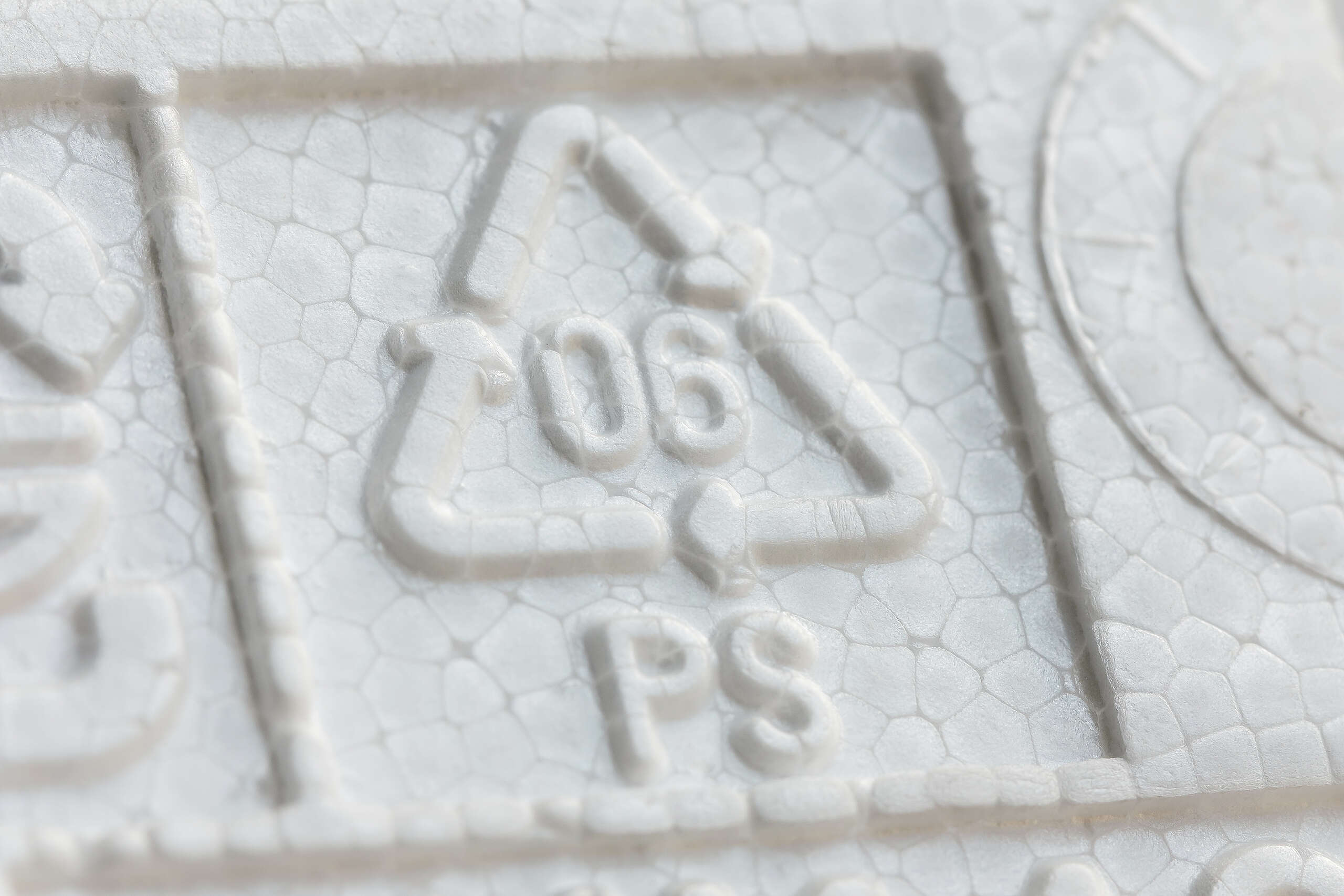 6號塑膠是由聚苯乙烯（polystyrene, PS）製成，保麗龍就是常見的製品之一。