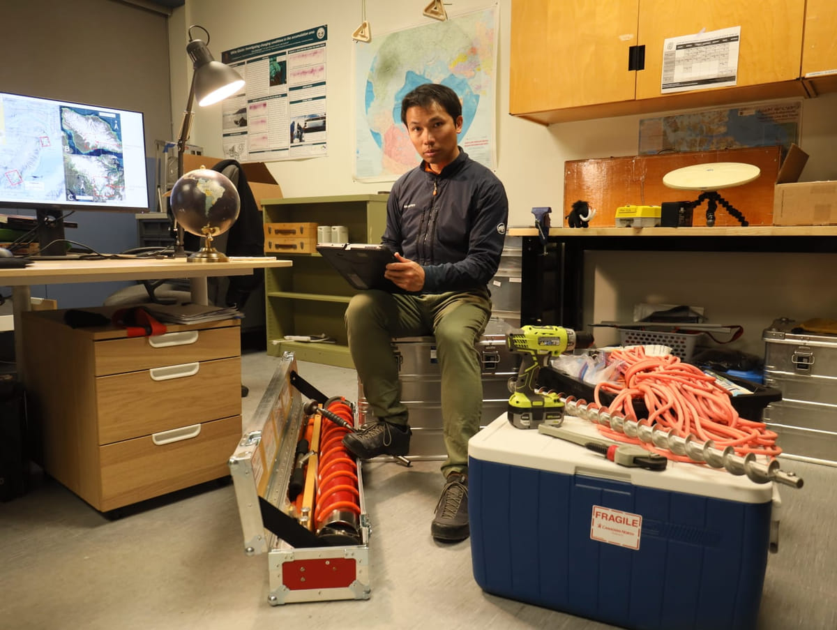 Wilson Cheung每次前往加拿大北極地區進行研究前，都會在大學實驗室整理行裝。