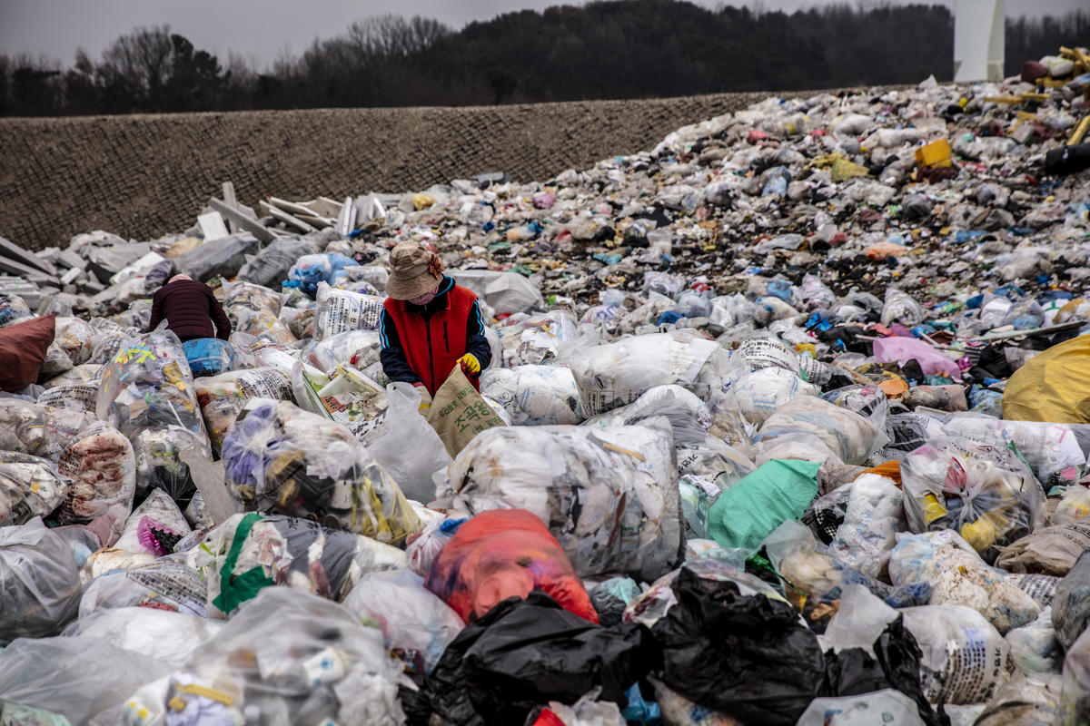 塑膠氾濫已是全球必須面對的問題，應從源頭減量，停止對一次性塑膠製品的依賴。