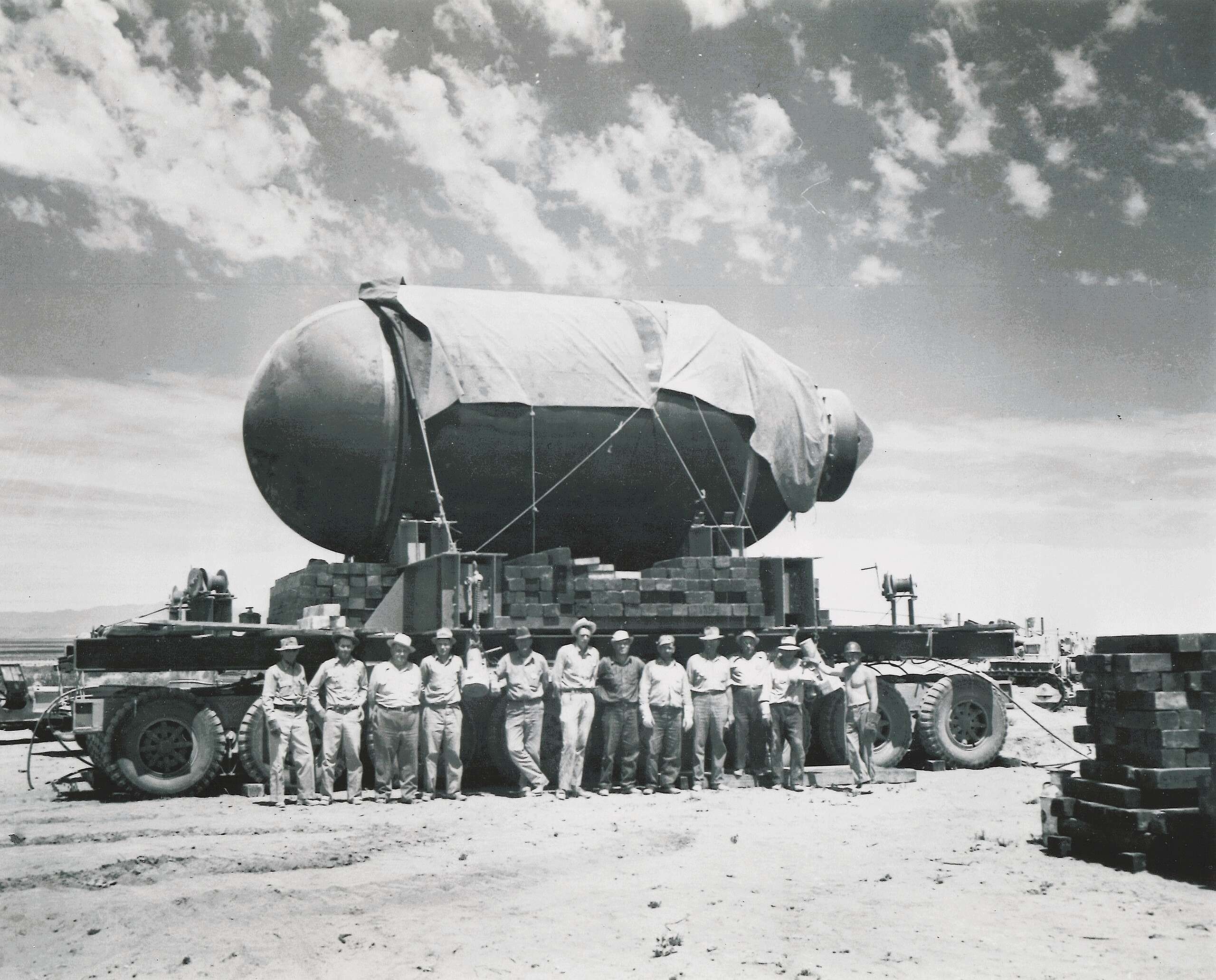 1945年7月16日美國新墨西哥州索科羅郡（Socorro County），原子彈首次進行試爆，也就是歷史上知名的「三位一體」（Trinity）試驗。