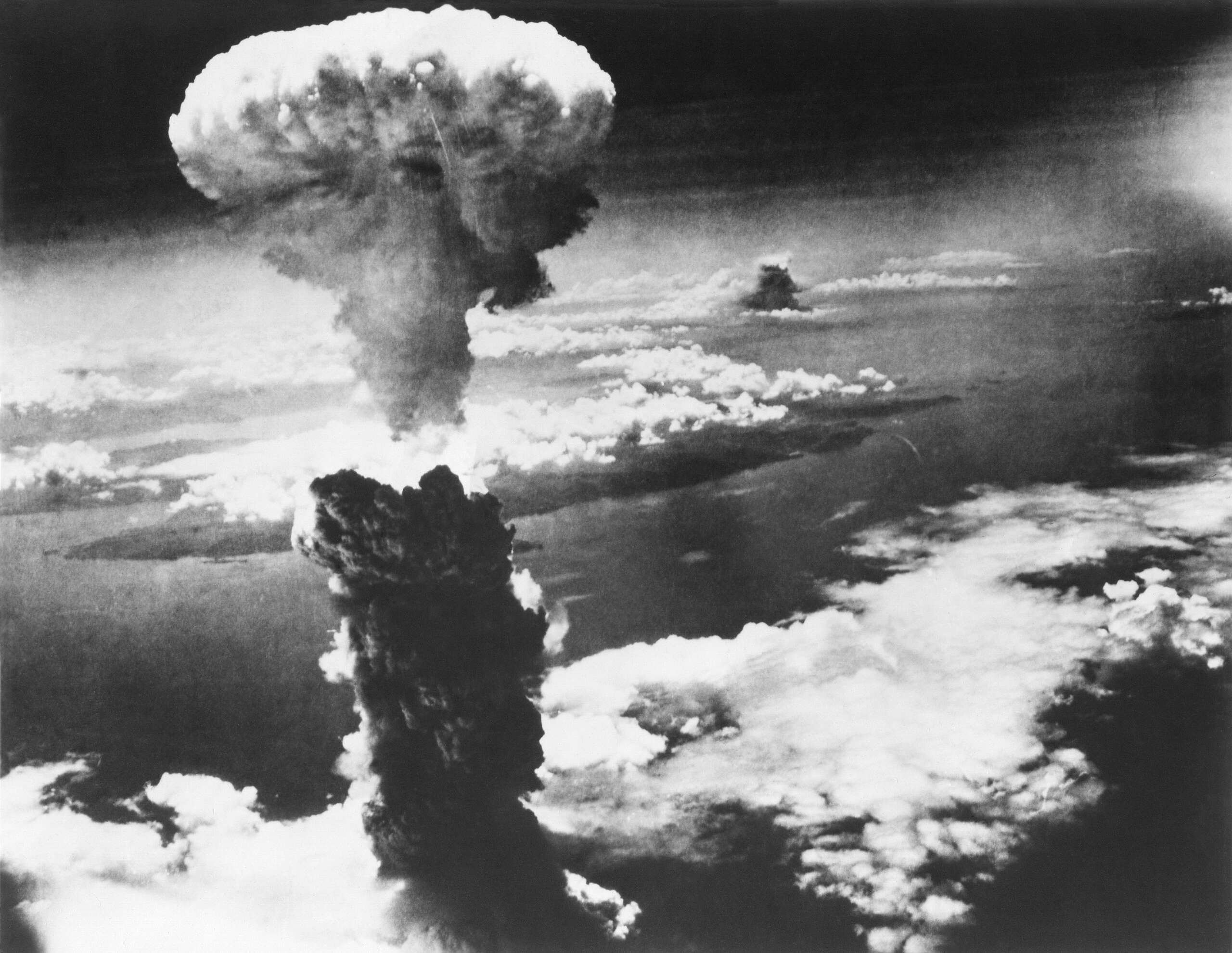 1945年8月9日，美軍於日本長崎投下名為「胖子」（Fat Man）的原子彈，爆炸產生巨型蕈狀雲。