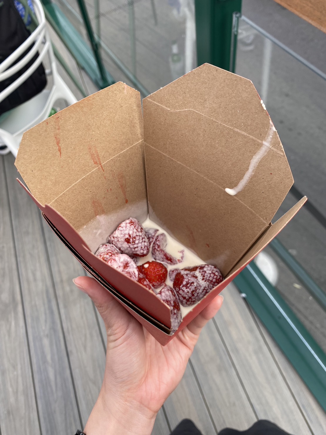 溫網著名點心「草莓與鮮奶油」。雖然採用紙包裝與紙叉，但熱銷19萬份，應也造成相當可觀的垃圾量。