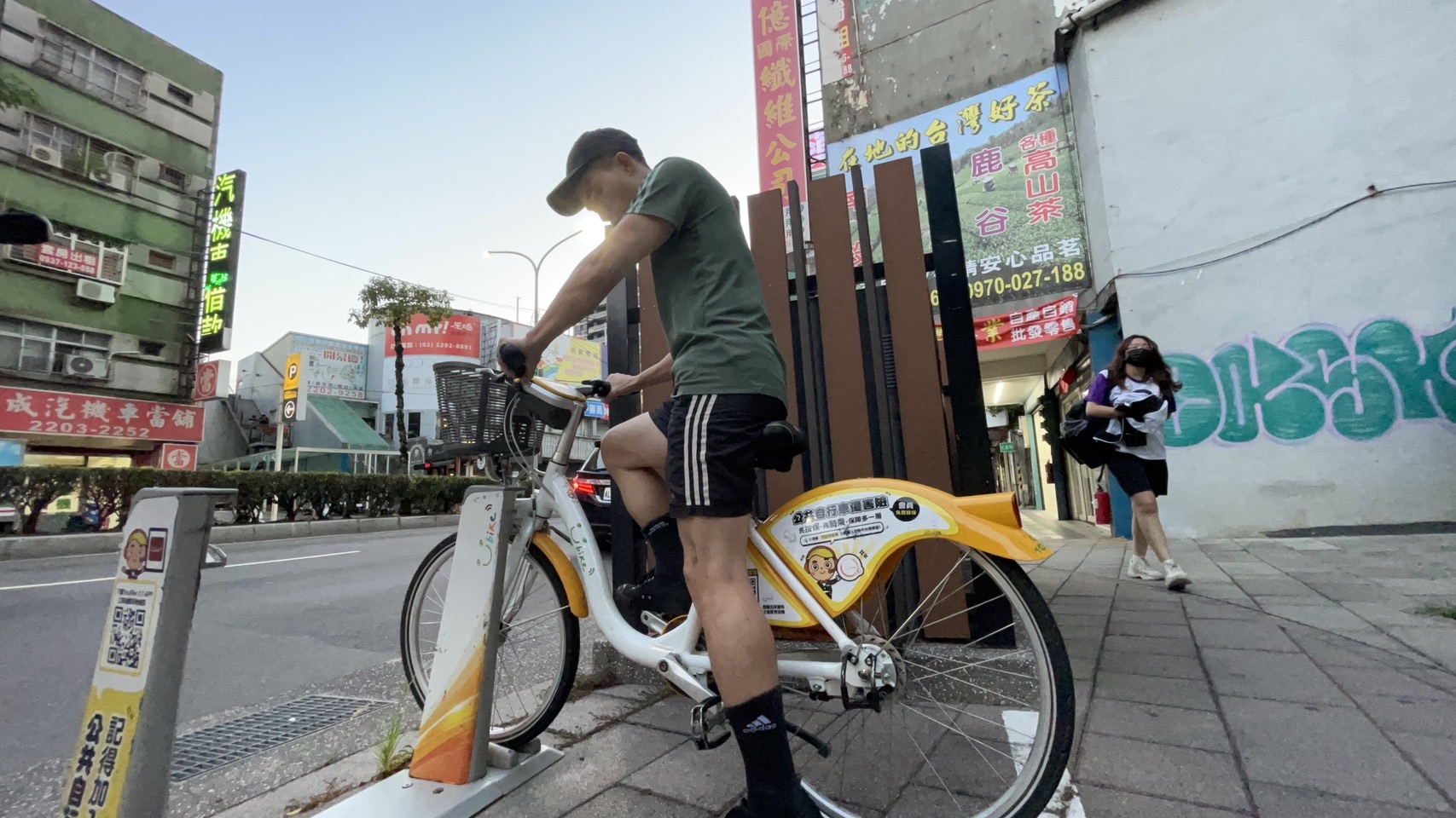 周先生表示,腳程10分鐘以上的距離幾乎選擇YouBike移動,圖中的他正在歸還車輛。