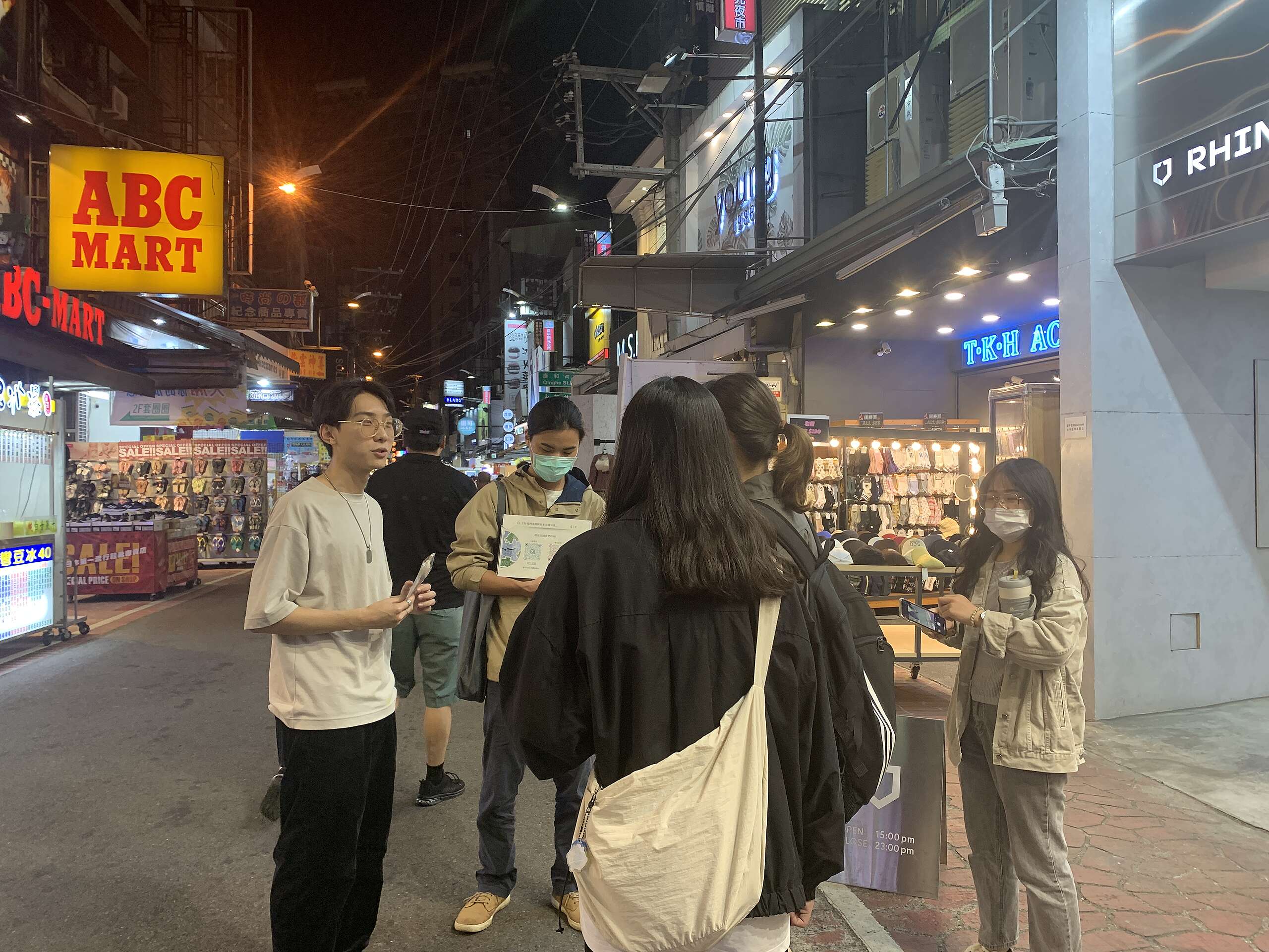 逢甲大學ESG創新社在學校鄰近的逢甲夜市街談,藉此了解民眾對於環保餐具的想法。