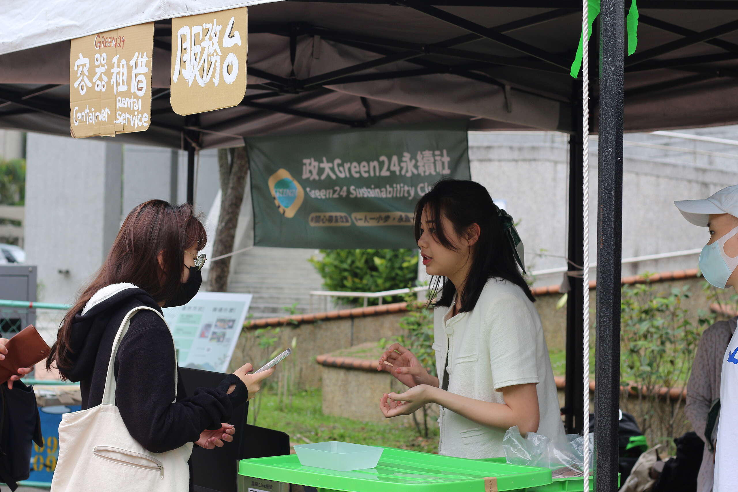 穀雨市集提供免費租借環保容器的服務,同時積極向學生倡議無塑的理念。