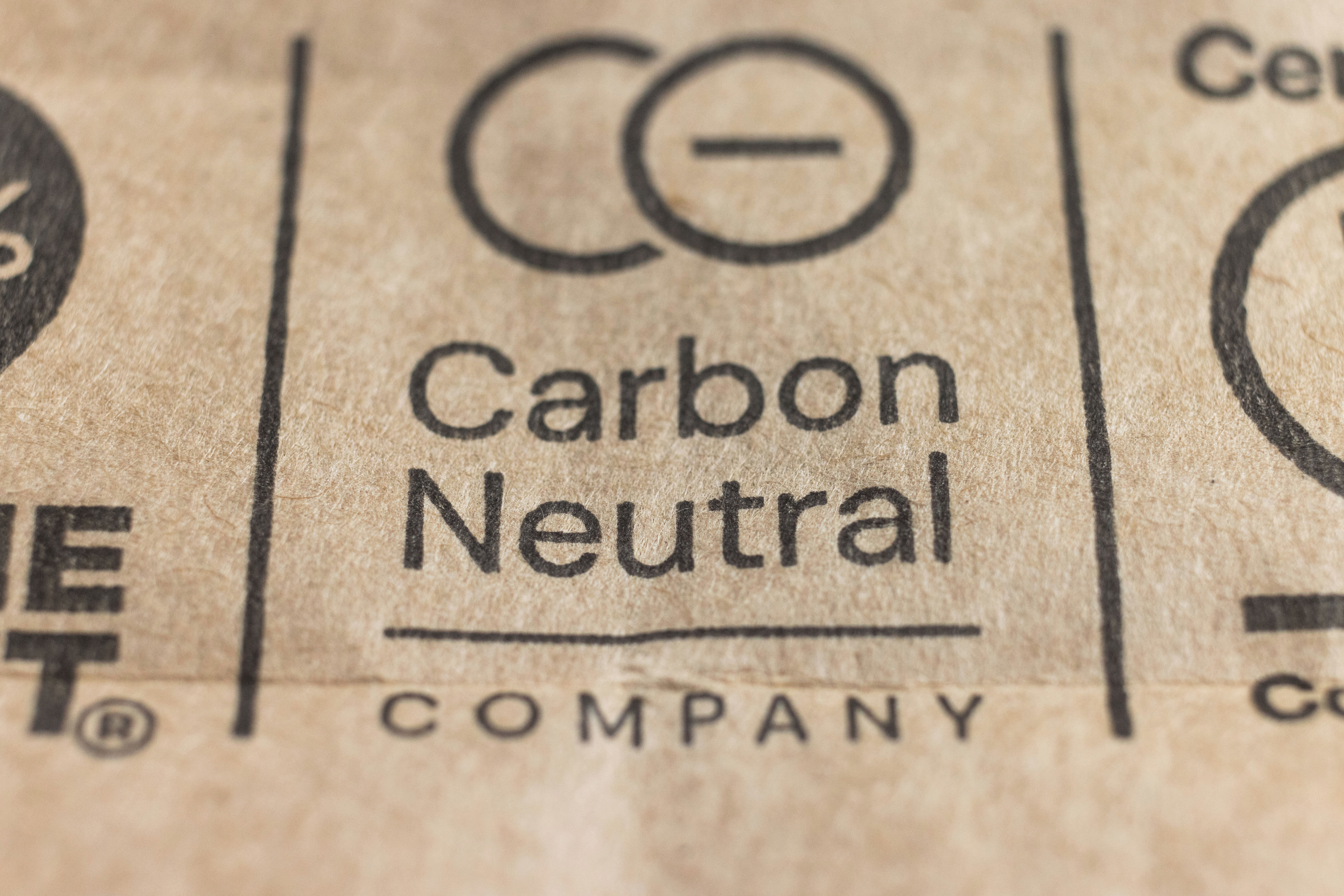 購買碳中和產品時，要查看相關的證明和認證，以確保這些產品確實對抵銷碳排放做出了實際和永續的貢獻。