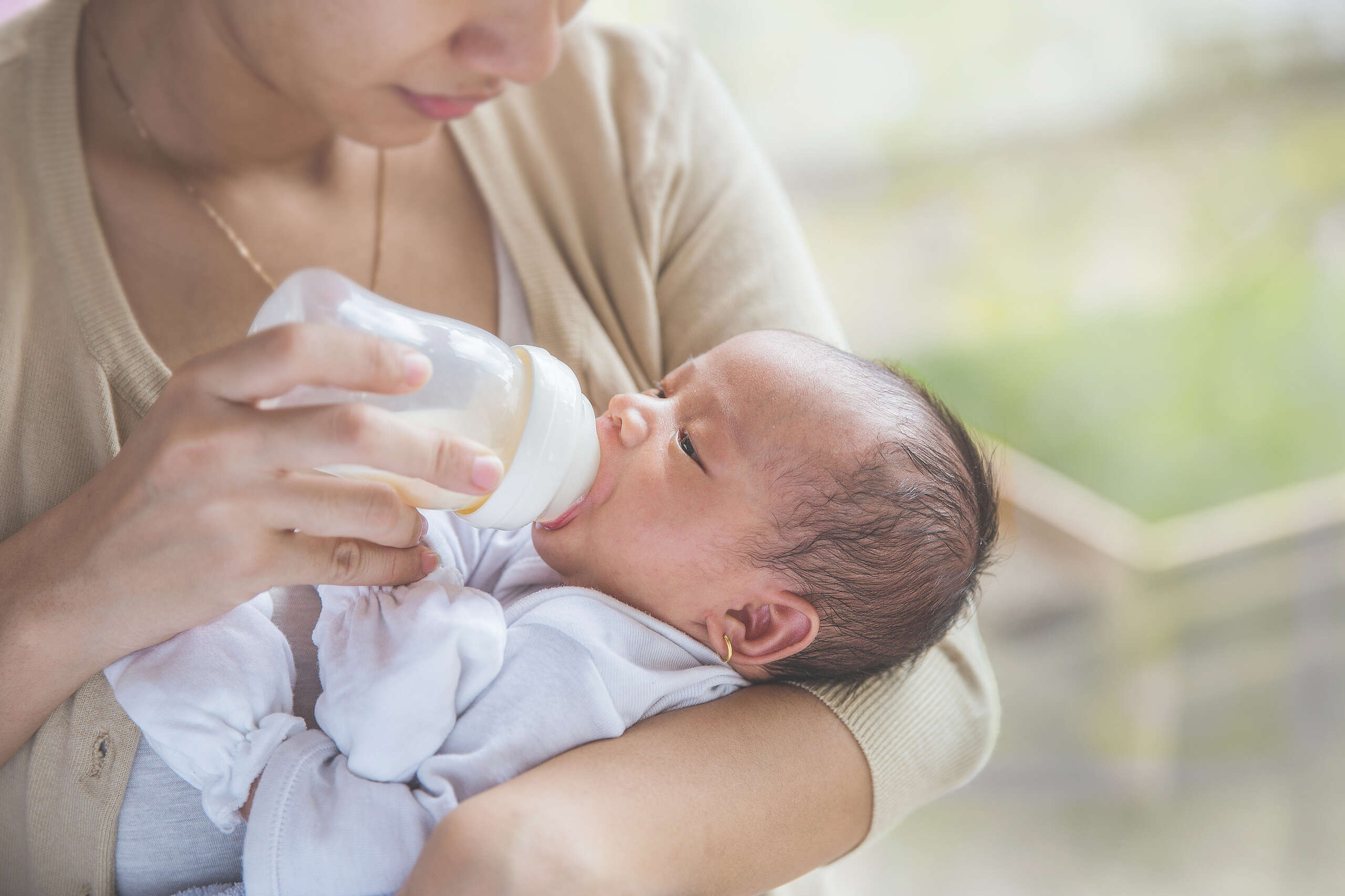 有些嬰兒奶瓶是由PC（Polycarbonate，中文是「聚碳酸酯」）製成，但PC可能含有雙酚A（BPA），危害寶寶健康。