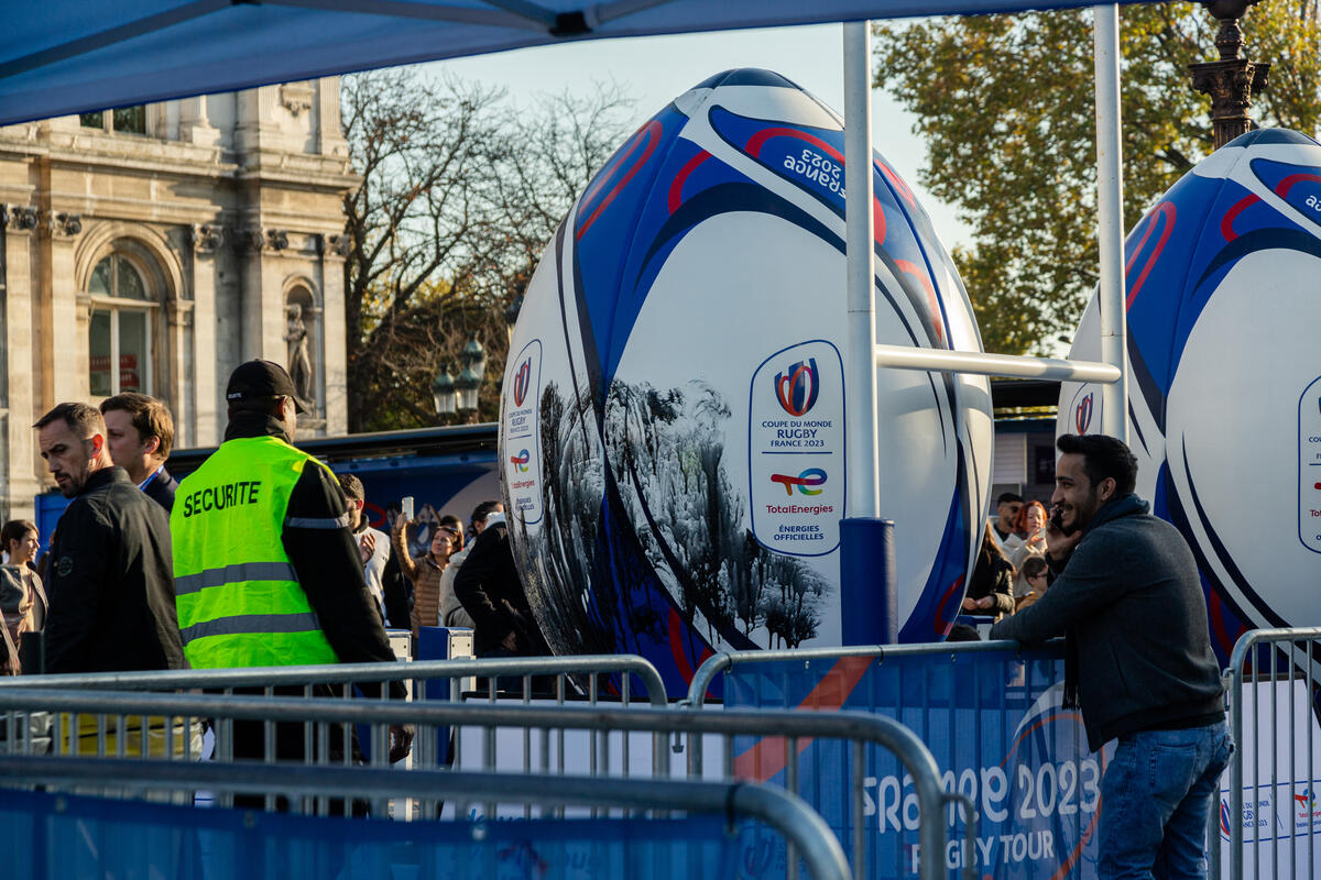 綠色和平行動者於巴黎市政府外，設置巨型橄欖球並抹上黑色顏料，抗議法國道達爾能源集團贊助2023年世界盃橄欖球賽。