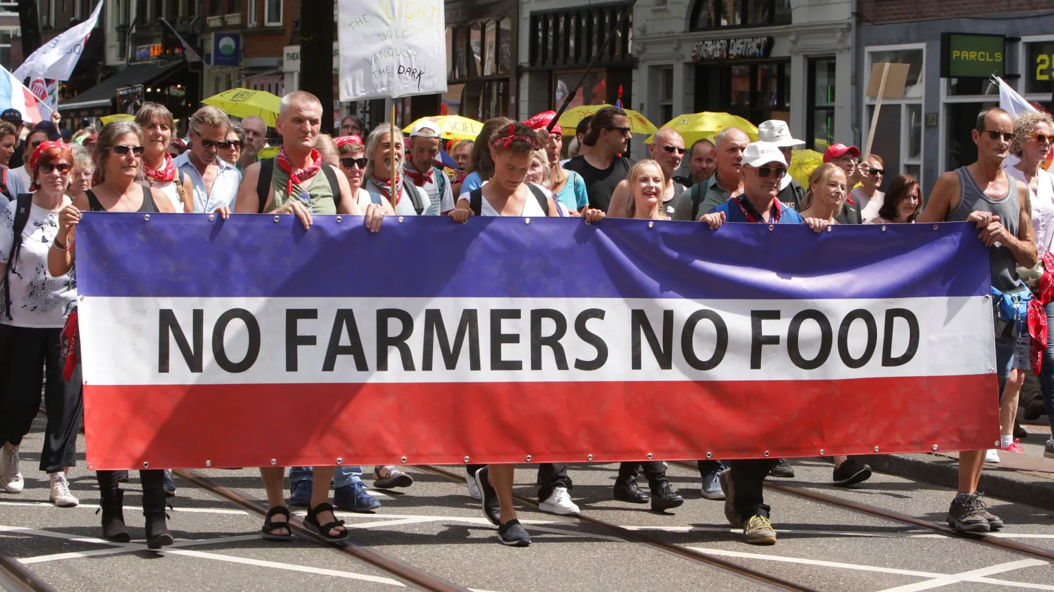 2022年7月23日，農民手持「沒有農民，沒有食物」的標語走上街頭，抗議荷蘭政府為管制氮排放而限制農業發展的相關政策。