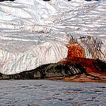 南極泰勒冰川（Taylor Glacier）流入邦尼湖（Lake Bonney）的「血瀑布」奇觀，一度成為科學界百年不解之謎。