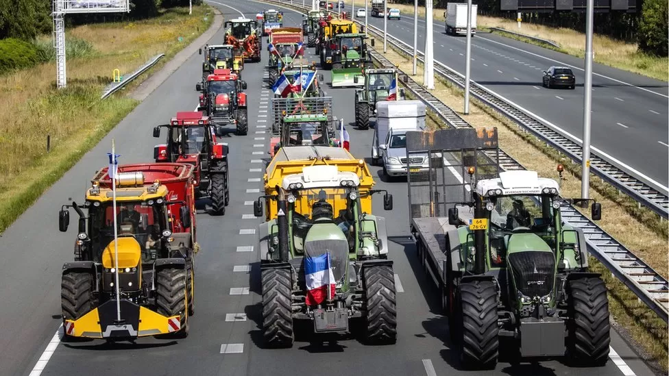 2022年7月，荷蘭農民以慢速行駛的拖拉機癱瘓高速公路，以示對政策的抗議。