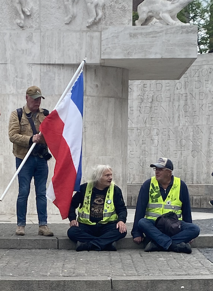 在阿姆斯特丹看到的街頭抗議，抗議者將荷蘭國旗倒插。我的荷蘭友人告訴我，顛倒的國旗近年已經成為農民抗爭的代表性標誌。