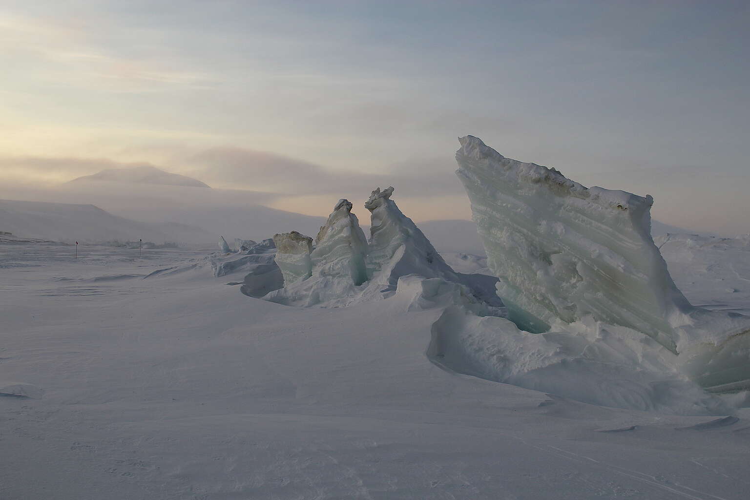 照片的拍攝地點為羅斯冰架與羅斯島海冰的交匯點，科學家正是在此錄到南極冰川的「歌聲」。