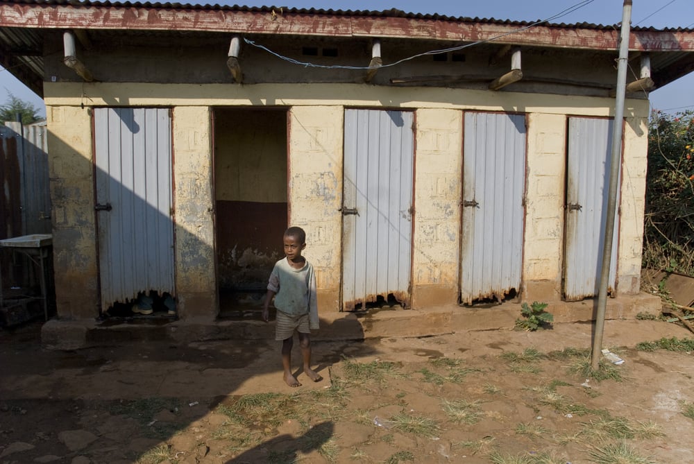 至今全球仍有許多地區缺乏乾淨安全的廁所。圖為位於衣索比亞的戶外廁所。