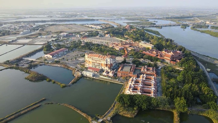 南鯤鯓代天府所在的北門區沿海一帶,地勢低窪且位於數條急流的出海口,數十年來廟方皆採取「不動爐位,增高擴寬」的工程原則,反映因應出海口地勢低窪、遭海水侵蝕而持續墊高地基的背景。