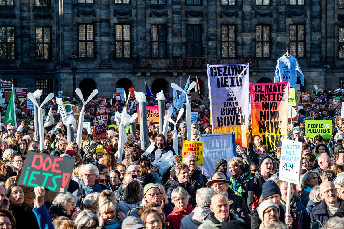 2023年11月12日，超過7萬名民眾於阿姆斯特丹展開氣候遊行，要求荷蘭政府採取更加積極的行動應對氣候危機。荷蘭即將於11月22日進行全國大選，這場荷蘭史上規模最大的氣候抗議行動，凸顯民眾對氣候政策的重視。