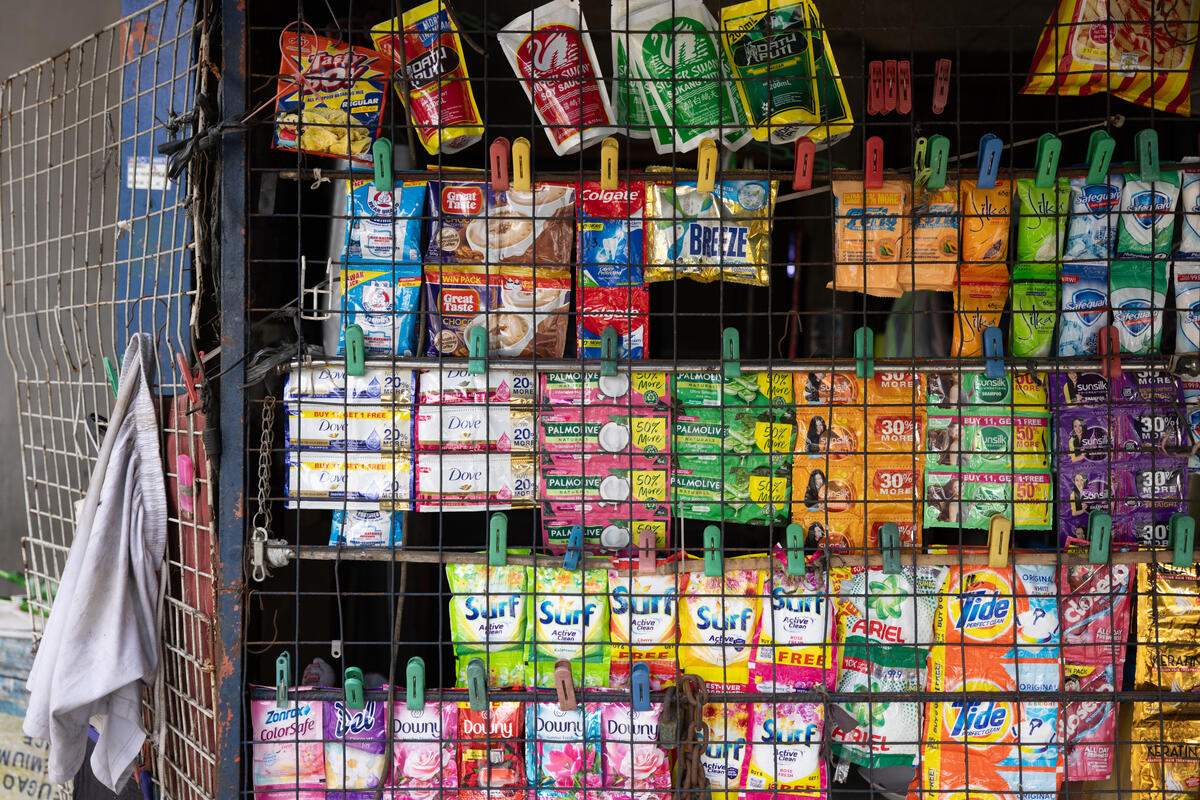 在東南亞的雜貨店或街邊攤販，時常可以看到小包裝的食品、飲品以及個人護理用品陳列於架上，供顧客少量購買。