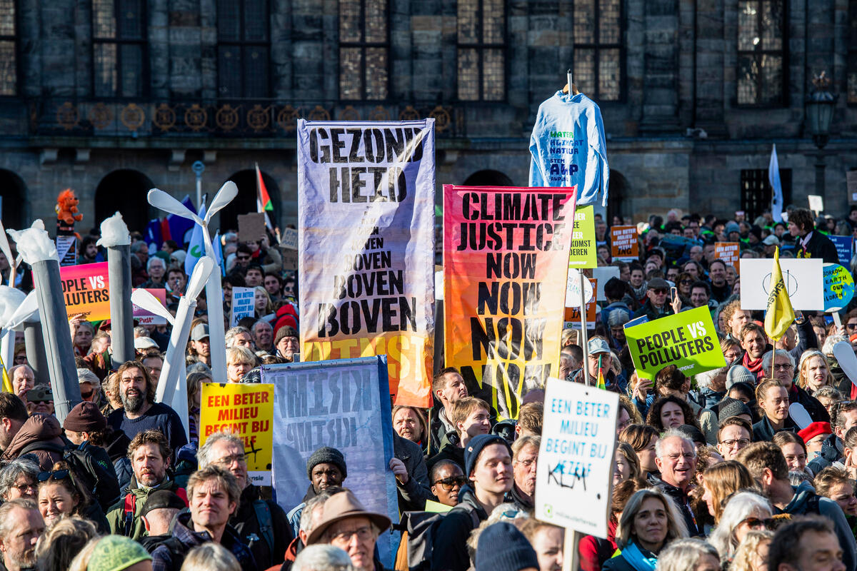 2023年11月12日，荷蘭阿姆斯特丹數千公眾走上街頭，為氣候正義倡議，要求政府制定更永續且公平的氣候政策。