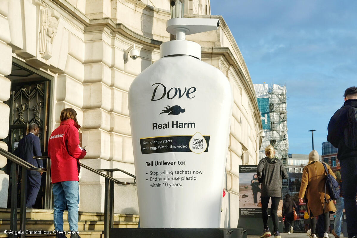 2023年11月29日，英國綠色和平呼籲聯合利華即刻停售小塑膠包裝，並在聯合利華的倫敦總部前放置一座約一層樓高的多芬瓶身裝置，將商品標語「Real Beauty」（真正的美）改為「Real Harm」（真正的傷害），並把原本翱翔的鴿子圖案改成翻肚的鴿子。