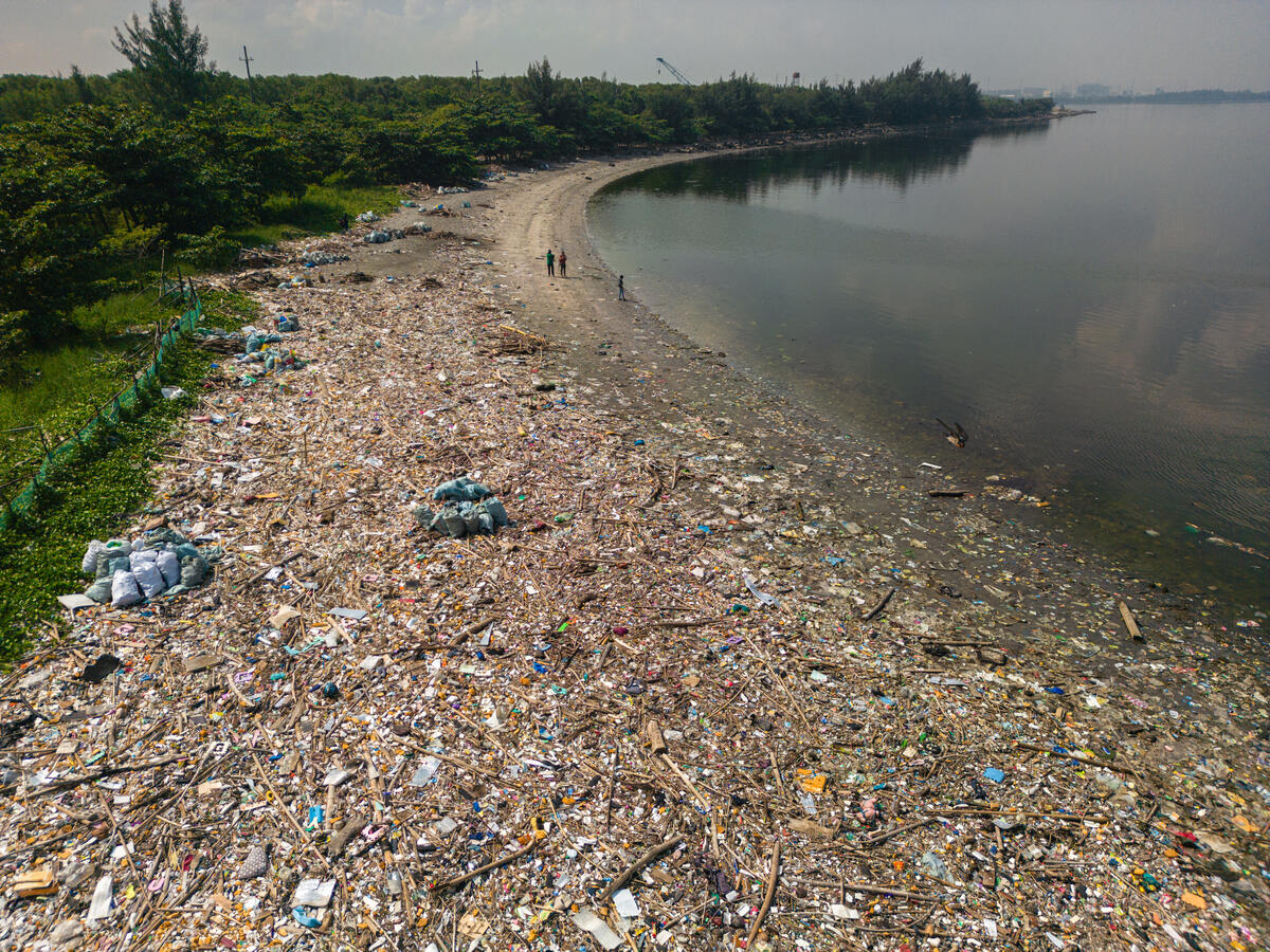 2023年9月21日，菲律賓Las Pinas濕地的海岸線，已被來自馬尼拉灣沖上岸的塑膠垃圾佔據，從空中俯瞰，宛如一道「塑膠月灣」。