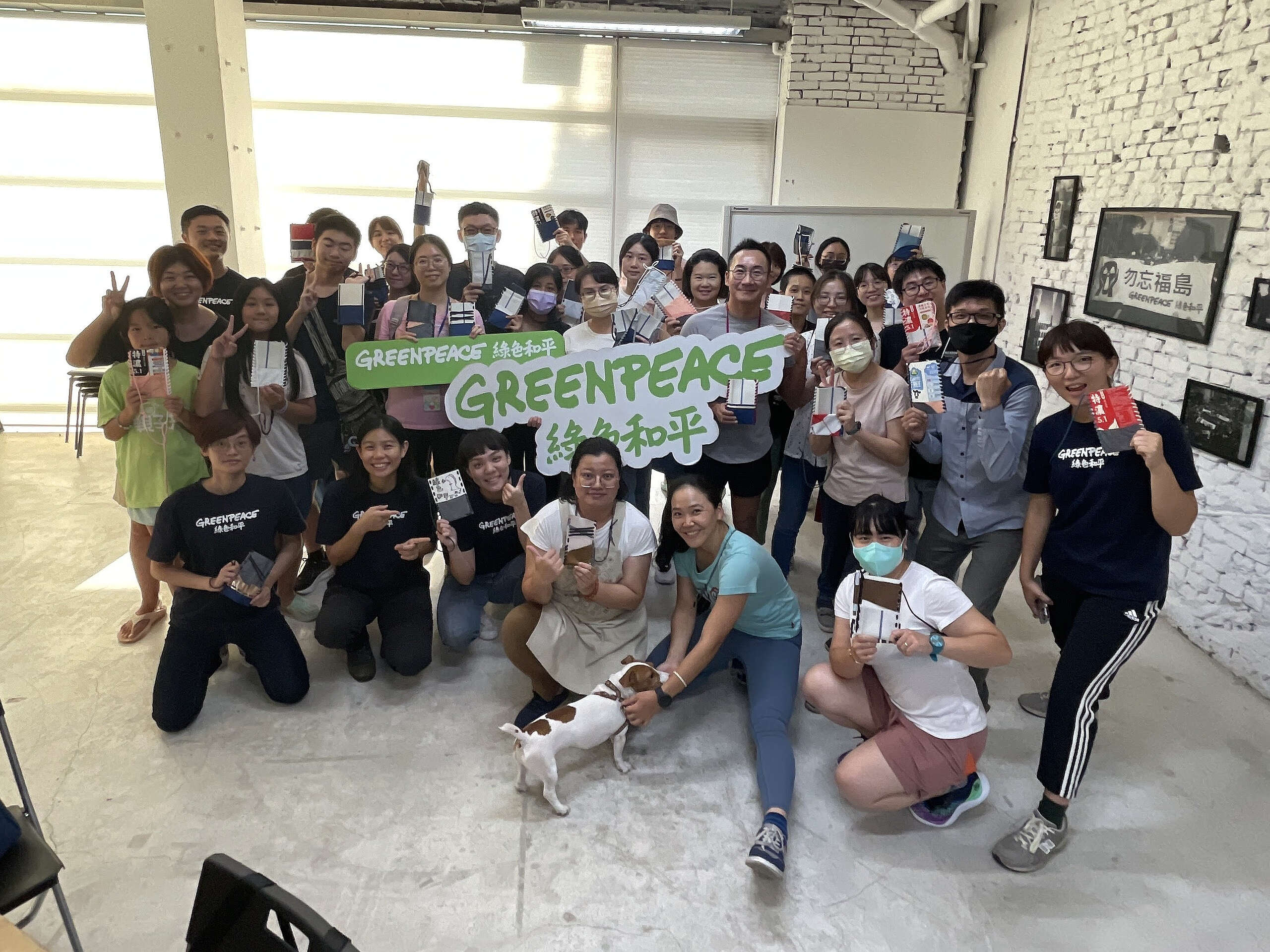 綠色和平團隊會製作道具,在行動中吸引公眾及媒體關注,其中用來向全聯倡議減塑的布偶裝道具,在使用後成為這次工作坊的重生物資,重製成手機背帶!