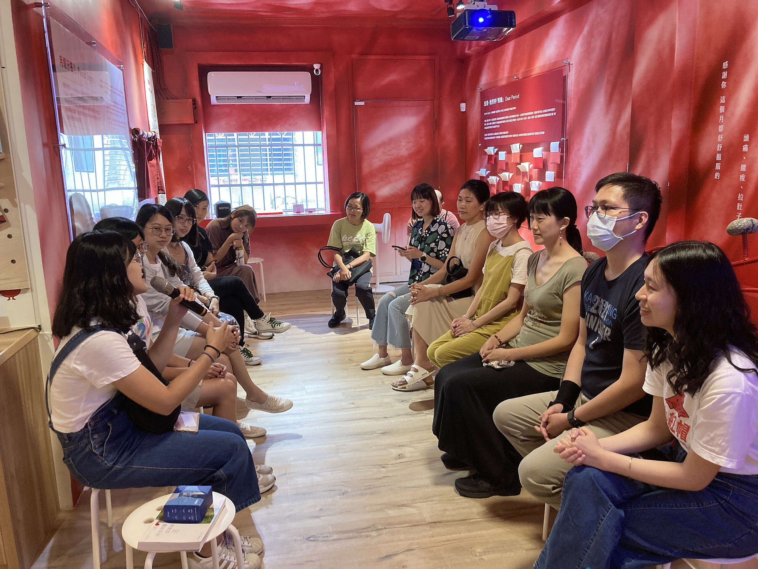 小紅厝博物館是全球首座月經博物館,有完整的月經教育展示及場域設計,由非營利組織「小紅帽協會 WITH RED」籌備營運。博物館人員帶領我們導覽,綠色和平夥伴也輪流分享相關個人故事及書籍。