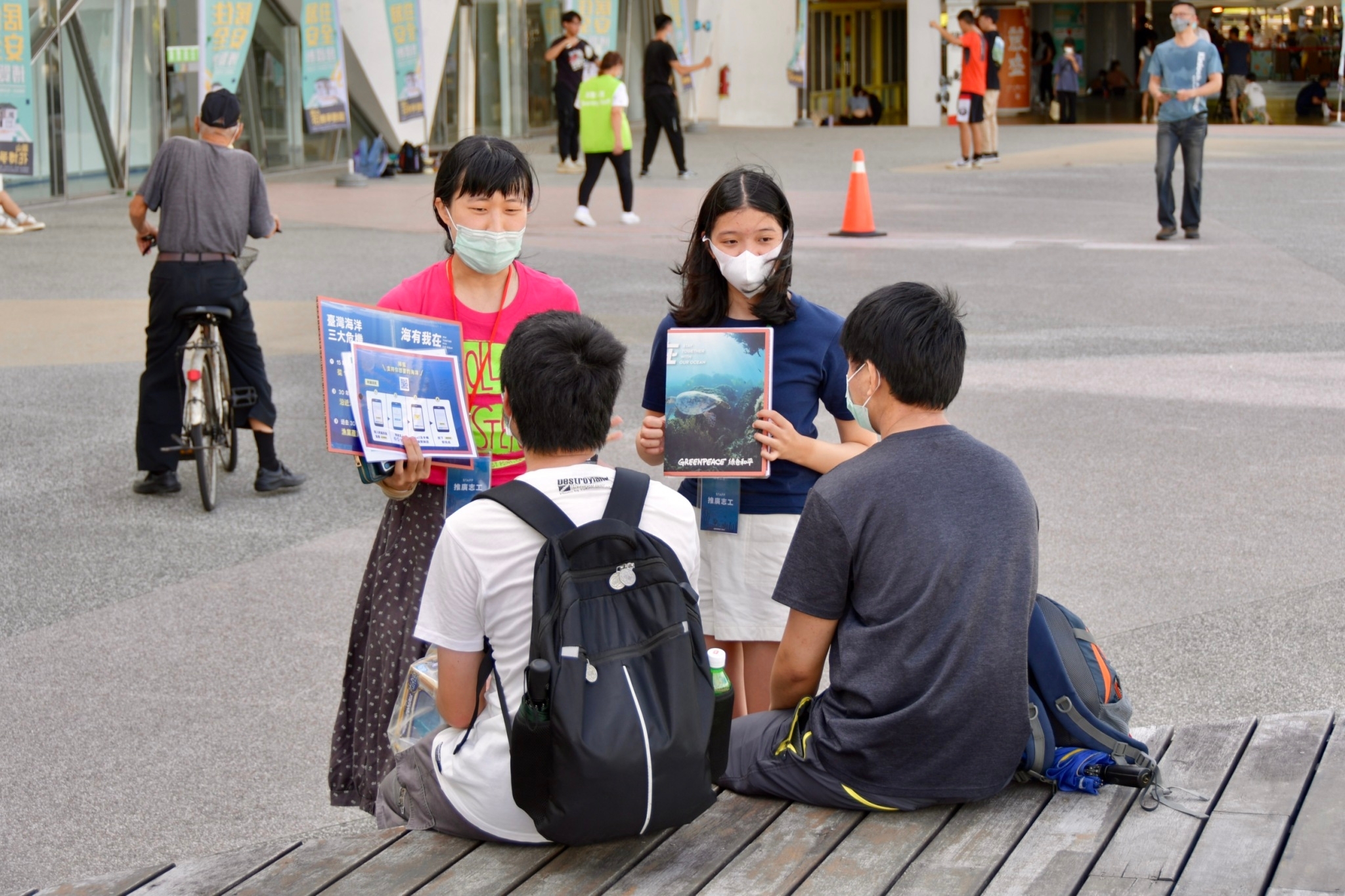 街講行動需要主動向民眾開啟對話，有時也會被拒絕，但因為有其他志工陪伴，書妍（右）並未卻步。